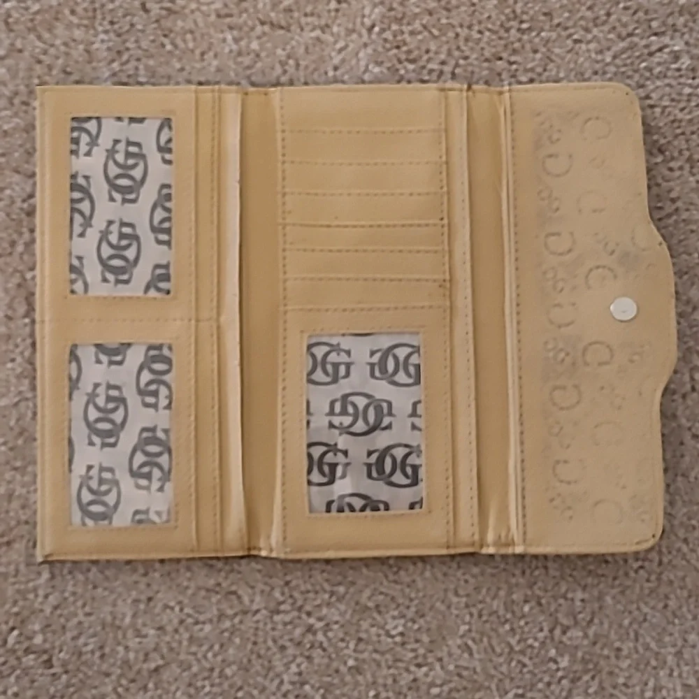 NWOT Guess Black Trifold Wallet